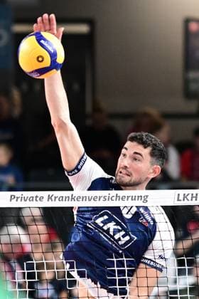Volleyball I Herren I Saison 2024-2025 I Bundesliga I 2. Spieltag I SVG Lüneburg - TSV Haching München I 29.9.2024 Lorenz Karlitzek (10, SVG Lüneburg) Freisteller Neuzugang, Angriffsschlag Lüneburg LKH Arena Niedersachsen Deutschland Copyright: xLobeca AndreasxHannigx