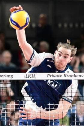 Volleyball I Herren I Saison 2024-2025 I Bundesliga I 2. Spieltag I SVG Lüneburg - TSV Haching München I 29.9.2024 Simon Torwie (1, SVG Lüneburg) Freisteller Neuzugang, Angriffsschlag Lüneburg LKH Arena Niedersachsen Deutschland Copyright: xLobeca AndreasxHannigx