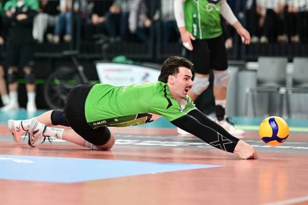 Volleyball I Herren I Saison 2024-2025 I Bundesliga I 2. Spieltag I SVG Lüneburg - TSV Haching München I 29.9.2024 Eric Christopher Visgitis (4, VC Bitterfeld-Wolfen) ist zu langsam - das ist ein As für SVG Lüneburg Lüneburg LKH Arena Niedersachsen Deutschland Copyright: xLobeca AndreasxHannigx