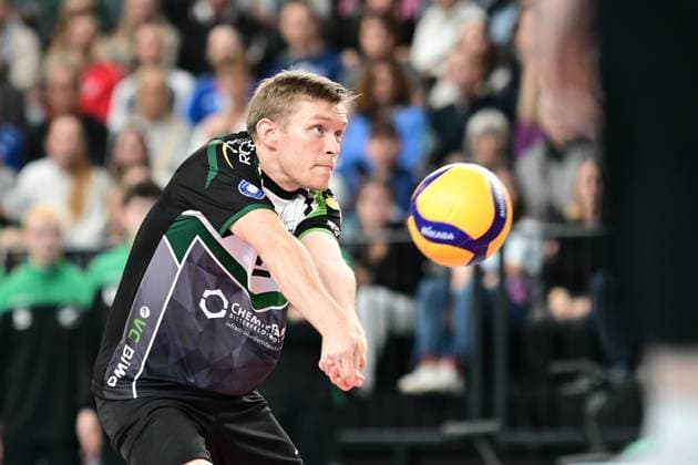 Volleyball I Herren I Saison 2024-2025 I Bundesliga I 2. Spieltag I SVG Lüneburg - TSV Haching München I 29.9.2024 Michael Haßmann (1, VC Bitterfeld-Wolfen) in der Ballannahme Lüneburg LKH Arena Niedersachsen Deutschland Copyright: xLobeca AndreasxHannigx