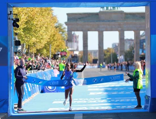 Sport Themen der Woche KW39 (240929) -- BERLIN, Sept. 29, 2024 -- Winner Tigist Ketema of Ethiopia dashes past the finish line at the women s race of the Berlin Marathon 2024 in Berlin, capital of Germany, Sept. 29, 2024. ) (SP)GERMANY-BERLIN-MARATHON DuxZheyu 