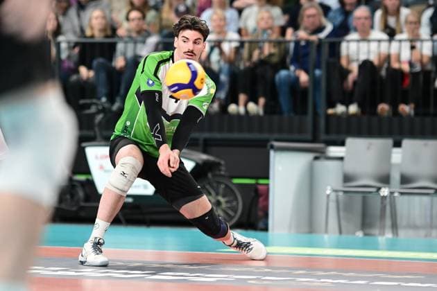 Volleyball I Herren I Saison 2024-2025 I Bundesliga I 2. Spieltag I SVG Lüneburg - TSV Haching München I 29.9.2024 Eric Christopher Visgitis (4, VC Bitterfeld-Wolfen) muss den Ball vorbei lassen - schon wieder ein As für SVG Lüneburg Lüneburg LKH Arena Niedersachsen Deutschland Copyright: xLobeca AndreasxHannigx