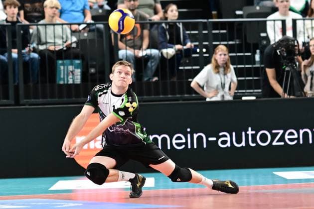 Volleyball I Herren I Saison 2024-2025 I Bundesliga I 2. Spieltag I SVG Lüneburg - TSV Haching München I 29.9.2024 Michael Haßmann (1, VC Bitterfeld-Wolfen) in der Ballannahme Lüneburg LKH Arena Niedersachsen Deutschland Copyright: xLobeca AndreasxHannigx