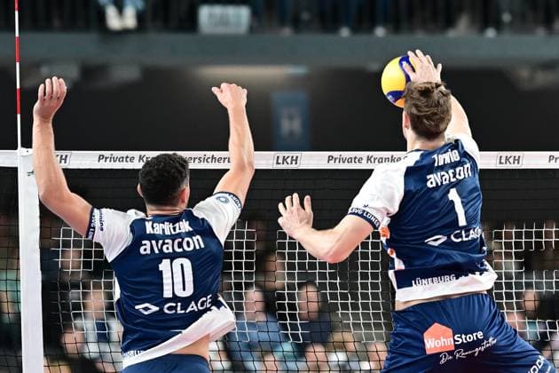 Volleyball I Herren I Saison 2024-2025 I Bundesliga I 2. Spieltag I SVG Lüneburg - TSV Haching München I 29.9.2024 Lorenz Karlitzek (10, SVG Lüneburg) und Simon Torwie (1, SVG Lüneburg) bim Block - Simon Torwie (1, SVG Lüneburg) passt auf un blockt mit einer Hand Lüneburg LKH Arena Niedersachsen Deutschland Copyright: xLobeca AndreasxHannigx