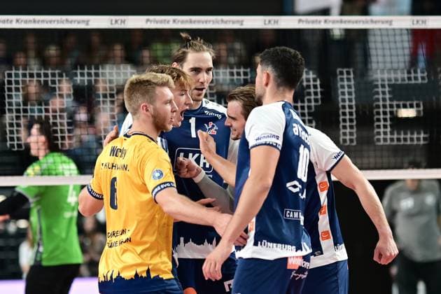 Volleyball I Herren I Saison 2024-2025 I Bundesliga I 2. Spieltag I SVG Lüneburg - TSV Haching München I 29.9.2024 Guter Teamspirit in der neu zusammengestellten Mannschaft SVG Lüneburg Lüneburg LKH Arena Niedersachsen Deutschland Copyright: xLobeca AndreasxHannigx