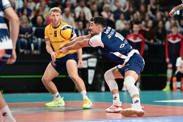 Volleyball I Herren I Saison 2024-2025 I Bundesliga I 2. Spieltag I SVG Lüneburg - TSV Haching München I 29.9.2024 Lorenz Karlitzek (10, SVG Lüneburg) kann es auch - tolle Annahme direkt auf den Zuspieler Lüneburg LKH Arena Niedersachsen Deutschland Copyright: xLobeca AndreasxHannigx
