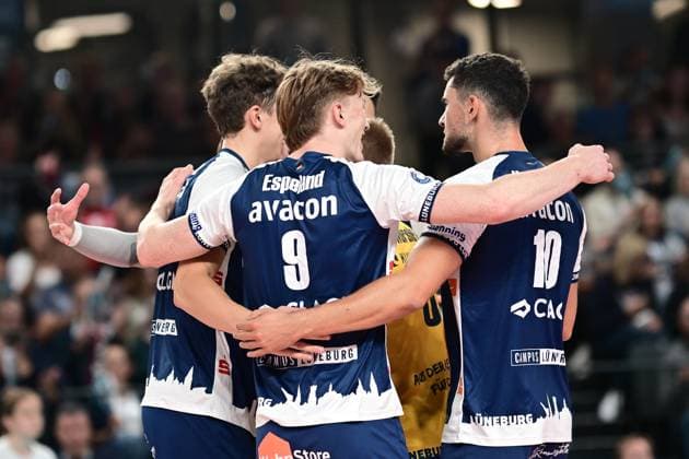 Volleyball I Herren I Saison 2024-2025 I Bundesliga I 2. Spieltag I SVG Lüneburg - TSV Haching München I 29.9.2024 Jubel beim SVG Lüneburg Lüneburg LKH Arena Niedersachsen Deutschland Copyright: xLobeca AndreasxHannigx