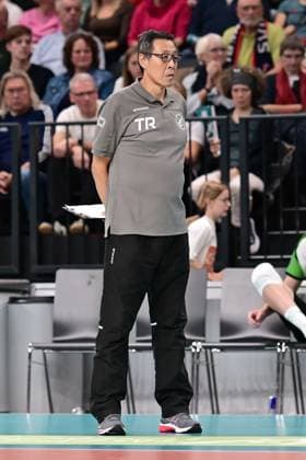 Volleyball I Herren I Saison 2024-2025 I Bundesliga I 2. Spieltag I SVG Lüneburg - TSV Haching München I 29.9.2024 Ende des ersten Satz schaut Cheftrainer Chang Cheng Liu VC Bitterfeld-Wolfen sehr ernst Lüneburg LKH Arena Niedersachsen Deutschland Copyright: xLobeca AndreasxHannigx