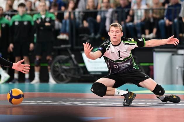 Volleyball I Herren I Saison 2024-2025 I Bundesliga I 2. Spieltag I SVG Lüneburg - TSV Haching München I 29.9.2024 Michael Haßmann (1, VC Bitterfeld-Wolfen) kommt nicht an den Ball Lüneburg LKH Arena Niedersachsen Deutschland Copyright: xLobeca AndreasxHannigx