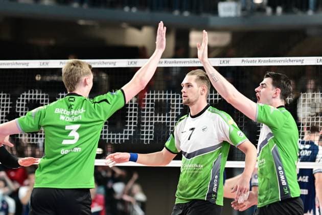 Volleyball I Herren I Saison 2024-2025 I Bundesliga I 2. Spieltag I SVG Lüneburg - TSV Haching München I 29.9.2024 Benedikt Gerken (3, VC Bitterfeld-Wolfen), Franz Hüther (7, VC Bitterfeld-Wolfen) und Matthew James Aubrey (9, VC Bitterfeld-Wolfen) bejubeln einen Punkt Lüneburg LKH Arena Niedersachsen Deutschland Copyright: xLobeca AndreasxHannigx