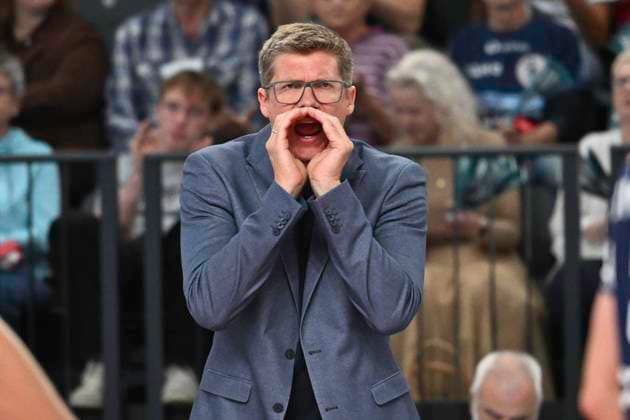 GER; 1.VBL, SVG Lueneburg vs VC Bitterfeld-Wolfen 29.09.2024, LKH Arena, Lueneburg, GER; 1. VBL, SVG Lueneburg vs VC Bitterfeld-Wolfen, im Bild Trainer Stefan Huebner (Hübner Lueneburg)