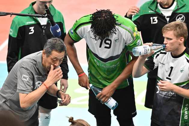 GER; 1.VBL, SVG Lueneburg vs VC Bitterfeld-Wolfen 29.09.2024, LKH Arena, Lueneburg, GER; 1. VBL, SVG Lueneburg vs VC Bitterfeld-Wolfen, im Bild Trainer Chang Cheng Liu (Bitterfeld) spricht mit seiner Mannschaft
