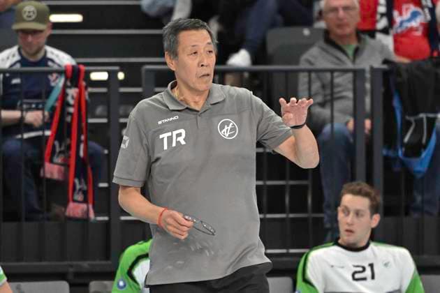 GER; 1.VBL, SVG Lueneburg vs VC Bitterfeld-Wolfen 29.09.2024, LKH Arena, Lueneburg, GER; 1. VBL, SVG Lueneburg vs VC Bitterfeld-Wolfen, im Bild Trainer Chang Cheng Liu (Bitterfeld)