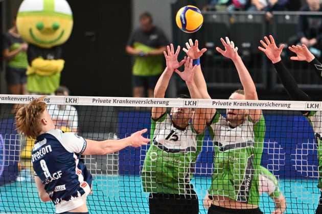 GER; 1.VBL, SVG Lueneburg vs VC Bitterfeld-Wolfen 29.09.2024, LKH Arena, Lueneburg, GER; 1. VBL, SVG Lueneburg vs VC Bitterfeld-Wolfen, im Bild Oskar Alve Espeland (Lueneburg 09) versucht sich gegen Lukas Salimi (Bitterfeld 15) und Franz Huether (Hüther Bitterfeld 07) durchzusetzen