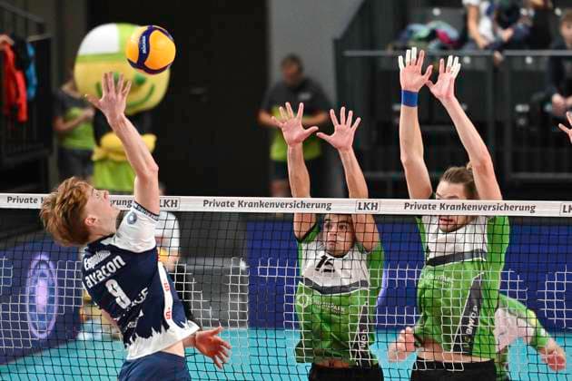 Sport Bilder des Tages GER; 1.VBL, SVG Lueneburg vs VC Bitterfeld-Wolfen 29.09.2024, LKH Arena, Lueneburg, GER; 1. VBL, SVG Lueneburg vs VC Bitterfeld-Wolfen, im Bild Oskar Alve Espeland (Lueneburg 09) versucht sich gegen Lukas Salimi (Bitterfeld 15) und Franz Huether (Hüther Bitterfeld 07) durchzusetzen
