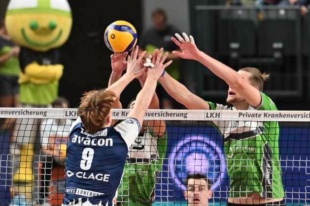 GER; 1.VBL, SVG Lueneburg vs VC Bitterfeld-Wolfen 29.09.2024, LKH Arena, Lueneburg, GER; 1. VBL, SVG Lueneburg vs VC Bitterfeld-Wolfen, im Bild Oskar Alve Espeland (Lueneburg 09) versucht sich gegen Franz Huether (Hüther Bitterfeld 07) durchzusetzen
