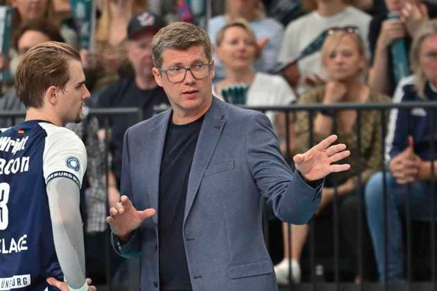 GER; 1.VBL, SVG Lueneburg vs VC Bitterfeld-Wolfen 29.09.2024, LKH Arena, Lueneburg, GER; 1. VBL, SVG Lueneburg vs VC Bitterfeld-Wolfen, im Bild Trainer Stefan Huebner (Hübner Lueneburg)