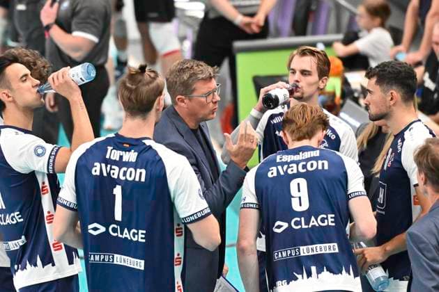 GER; 1.VBL, SVG Lueneburg vs VC Bitterfeld-Wolfen 29.09.2024, LKH Arena, Lueneburg, GER; 1. VBL, SVG Lueneburg vs VC Bitterfeld-Wolfen, im Bild die Lueneburger Mannschaft jubelt