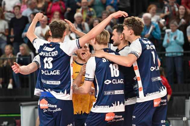 GER; 1.VBL, SVG Lueneburg vs VC Bitterfeld-Wolfen 29.09.2024, LKH Arena, Lueneburg, GER; 1. VBL, SVG Lueneburg vs VC Bitterfeld-Wolfen, im Bild die Lueneburger Mannschaft jubelt