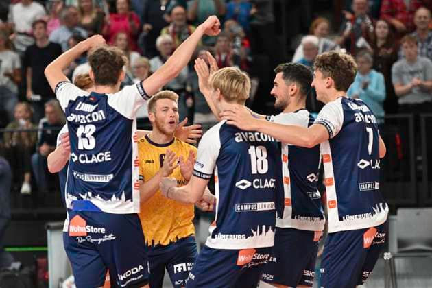 GER; 1.VBL, SVG Lueneburg vs VC Bitterfeld-Wolfen 29.09.2024, LKH Arena, Lueneburg, GER; 1. VBL, SVG Lueneburg vs VC Bitterfeld-Wolfen, im Bild die Lueneburger Mannschaft jubelt
