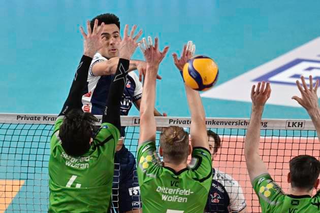 GER; 1.VBL, SVG Lueneburg vs VC Bitterfeld-Wolfen 29.09.2024, LKH Arena, Lueneburg, GER; 1. VBL, SVG Lueneburg vs VC Bitterfeld-Wolfen, im Bild Xander Wolf WassenaarKetrzynski (Lueneburg 11) versucht sich gegen Benjamin Henry Carleton (Bitterfeld 04) und Franz Huether (Hüther Bitterfeld 07) durchzusetzen