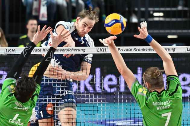 GER; 1.VBL, SVG Lueneburg vs VC Bitterfeld-Wolfen 29.09.2024, LKH Arena, Lueneburg, GER; 1. VBL, SVG Lueneburg vs VC Bitterfeld-Wolfen, im Bild Simon Torwie (Lueneburg 01) versucht sich gegen Benjamin Henry Carleton (Bitterfeld 04) und Franz Huether (Hüther Bitterfeld 07) durchzusetzen