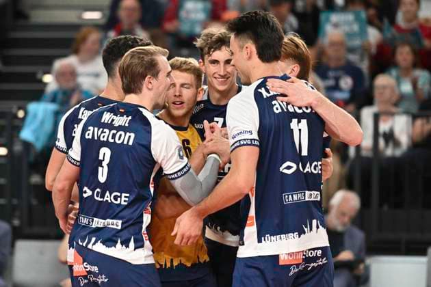 GER; 1.VBL, SVG Lueneburg vs VC Bitterfeld-Wolfen 29.09.2024, LKH Arena, Lueneburg, GER; 1. VBL, SVG Lueneburg vs VC Bitterfeld-Wolfen, im Bild die Lueneburger Mannschaft jubelt