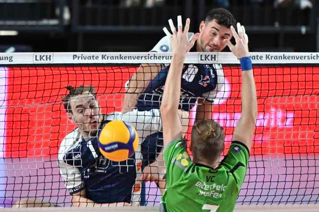 GER; 1.VBL, SVG Lueneburg vs VC Bitterfeld-Wolfen 29.09.2024, LKH Arena, Lueneburg, GER; 1. VBL, SVG Lueneburg vs VC Bitterfeld-Wolfen, im Bild Simon Torwie (Lueneburg 01) und Lorenz Karlitzek (Lueneburg 10) versuchen sich gegen Franz Huether (Hüther Bitterfeld 07) durchzusetzen
