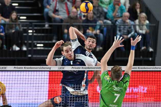 GER; 1.VBL, SVG Lueneburg vs VC Bitterfeld-Wolfen 29.09.2024, LKH Arena, Lueneburg, GER; 1. VBL, SVG Lueneburg vs VC Bitterfeld-Wolfen, im Bild Simon Torwie (Lueneburg 01) und Lorenz Karlitzek (Lueneburg 10) versuchen sich gegen Franz Huether (Hüther Bitterfeld 07) durchzusetzen