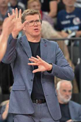 GER; 1.VBL, SVG Lueneburg vs VC Bitterfeld-Wolfen 29.09.2024, LKH Arena, Lueneburg, GER; 1. VBL, SVG Lueneburg vs VC Bitterfeld-Wolfen, im Bild Trainer Stefan Huebner (Hübner Lueneburg)