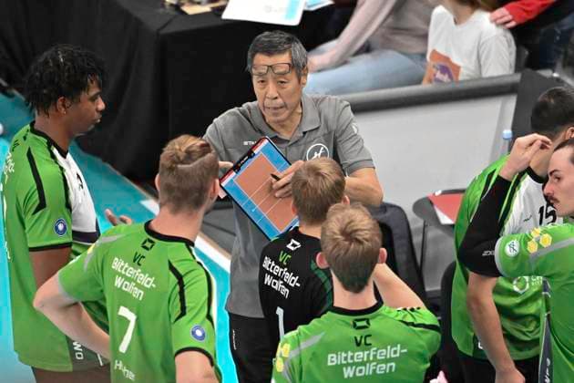 GER; 1.VBL, SVG Lueneburg vs VC Bitterfeld-Wolfen 29.09.2024, LKH Arena, Lueneburg, GER; 1. VBL, SVG Lueneburg vs VC Bitterfeld-Wolfen, im Bild Trainer Chang Cheng Liu (Bitterfeld) spricht mit seiner Mannschaft