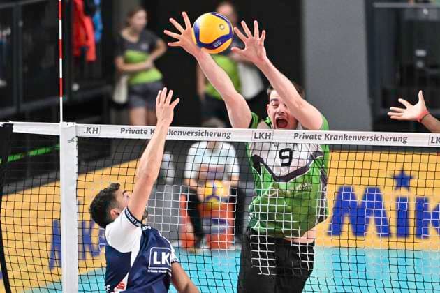 GER; 1.VBL, SVG Lueneburg vs VC Bitterfeld-Wolfen 29.09.2024, LKH Arena, Lueneburg, GER; 1. VBL, SVG Lueneburg vs VC Bitterfeld-Wolfen, im Bild Lorenz Karlitzek (Lueneburg 10) versucht sich gegen Matthew James Aubrey (Bitterfeld 07) durchzusetzen