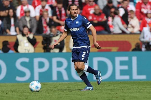 GER, 2.FBL. 1. FC Koeln vs. Karlsruher SC 29.09.2024, Rheinenergie Stadion, Koeln, GER, 2.FBL. 1. FC Koeln vs. Karlsruher SC , im Bild: Sebastian Jung (Karlsruhe 2), Einzelaktion, Ganzkörper Ganzkoerper, Ball am Fuss,