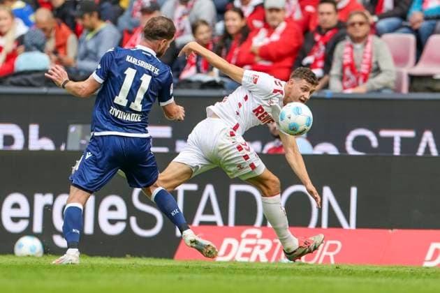 GER, 2.FBL. 1. FC Koeln vs. Karlsruher SC 29.09.2024, Rheinenergie Stadion, Koeln, GER, 2.FBL. 1. FC Koeln vs. Karlsruher SC , im Bild: Denis Huseinbasic (FC Koeln 8), im Zweikampf gegen Budu Zivzivadze (Karlsruhe 11),