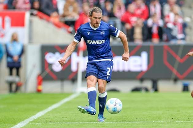 GER, 2.FBL. 1. FC Koeln vs. Karlsruher SC 29.09.2024, Rheinenergie Stadion, Koeln, GER, 2.FBL. 1. FC Koeln vs. Karlsruher SC , im Bild: Sebastian Jung (Karlsruhe 2), Einzelaktion, Ganzkörper Ganzkoerper, Ball am Fuss,