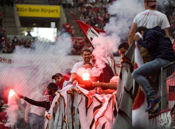 29.09.2024, xjpx, Fussball 2.Bundesliga, 1.FC Koeln - Karlsruher SC emspor, v.l. Koelner Fans zünden Pyros in der Suedkurve (DFL DFB REGULATIONS PROHIBIT ANY USE OF PHOTOGRAPHS as IMAGE SEQUENCES and or QUASI-VIDEO) Koeln