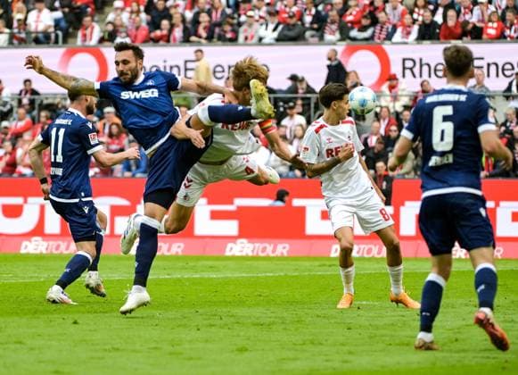29.09.2024, xjpx, Fussball 2.Bundesliga, 1.FC Koeln - Karlsruher SC emspor, v.l. Zweikampf zwischen Fabian Schleusener (Karlsruhe - links) und Timo Hübers (Koeln) (DFL DFB REGULATIONS PROHIBIT ANY USE OF PHOTOGRAPHS as IMAGE SEQUENCES and or QUASI-VIDEO) Koeln
