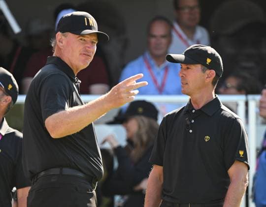 September 29, 2024, Montreal, Pq, Canada: International team captain Mike Weir, right, chats with assistant captain Ernie Els on the first tee during their fifth round singles match at the Presidents Cup golf tournament at Royal Montreal Golf Club on Sunday, September 29, 2024 in Montreal. Jim Furyk, Mike Weir, - ZUMAc35_ 20240929_zaf_c35_008 Copyright: xGrahamxHughesx