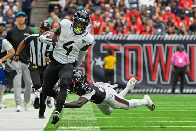 Bilder des Jahres 2024, Sport 09 September Sport Themen der Woche KW39 Sport Bilder des Tages HOUSTON, TX - SEPTEMBER 29: Jacksonville Jaguars running back Tank Bigsby (4) is forced out of bounds by Houston Texans safety Calen Bullock (21) at the end of a a first half rushing play during the football game between the Jacksonville Jaguars and Houston Texans on September 29, 2024 at NRG Stadium in Houston, Texas. (Photo by Ken Murray Icon Sportswire) NFL, American Football Herren, USA SEP 29 Jaguars at Texans EDITORIAL USE ONLY Icon240929013