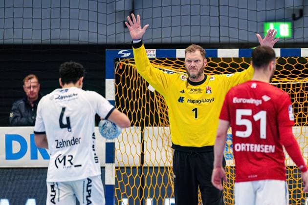7 Meter Wurf Tor Samuel Zehnder (TBV Lemgo-Lippe, 04), Johannes Bitter (Handball Verein Hamburg, 01) GER, Handball Sport Verein Hamburg vs. TBV Lemgo-Lippe, Handball, Bundesliga, Spieltag 4, Saison 2024 2025, 28.09.2024 GER, Handball Sport Verein Hamburg vs. TBV Lemgo-Lippe, Handball, Bundesliga, Spieltag 4, Saison 2024 2025, 28.09.2024 Hamburg Copyright: xEibner-Pressefoto MarcelxvonxFehrnx EP_MFN
