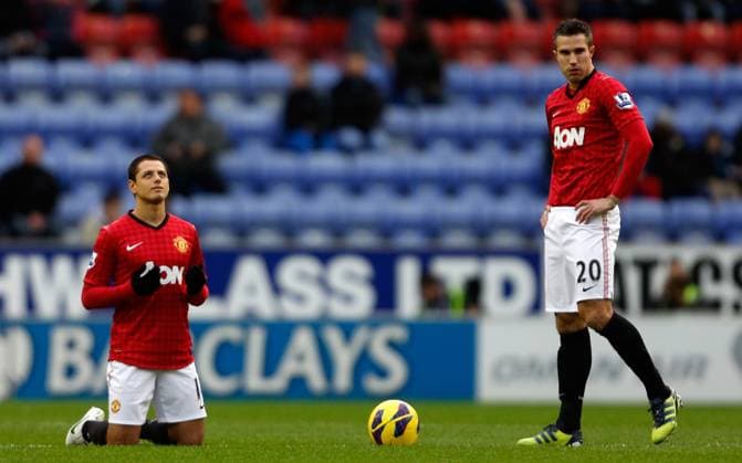 Archivbilder der Woche SPORT KW40 Soccer 2013: Wigan Athletic v Manchester United, ManU JAN 01 Jan. 1, 2013 - Wigan, United Kingdom - Javier Hernandez (L) of Manchester United preys before kick off while team mate Robin van Persie watches on - Barclays Premier League - Wigan Athletic v Manchester United - DW Stadium - Wigan - England - 1st January 2013 Wigan United Kingdom EDITORIAL USE ONLY Copyright: xx ZUMA-20130101_zaf_si1_008.jpg PaulxThomasx csmphoto696432
