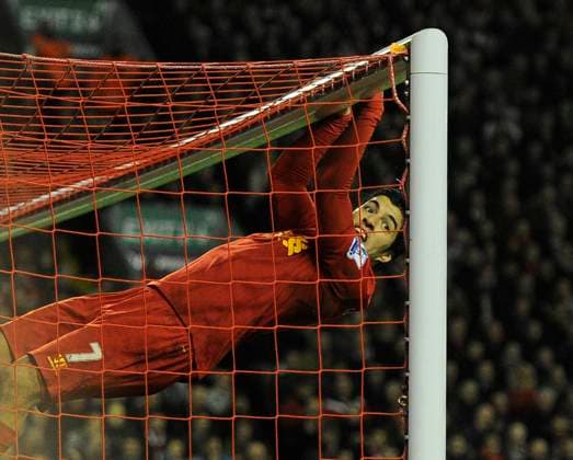 Archivbilder der Woche SPORT KW40 Soccer 2013: Liverpool vs Sunderland JAN 02 Jan. 2, 2013 - Liverpool, United Kingdom - Luis Suarez of Liverpool swings on the crossbar after missing a chance to score a hat trick - Barclays Premier League - Liverpool vs Sunderland - Anfield Stadium - Liverpool - 02 01 13 - Picture Simon Bellis Sportimage Liverpool United Kingdom EDITORIAL USE ONLY Copyright: xx ZUMA-20130102_zaf_si1_007.jpg SimonxBellisx csmphoto698847