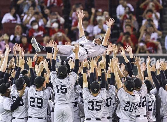 Baseball: Giants clinch Central League title Yomiuri Giants players toss manager Shinnosuke Abe in the air after clinching the Central League pennant with an 8-1 win over the Hiroshima Carp at Mazda Stadium in Hiroshima, western Japan, on Sept. 28, 2024.  A14AA0003518435P