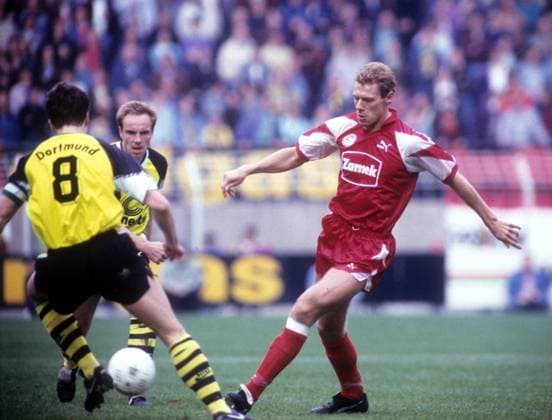 Archivbilder der Woche SPORT KW40 Borussia Dortmund - Fortuna Düsseldorf 1:1 16.03.1991 Sven Demandt (Fortuna) schießt gegen Michael Zorc (BVB 8) und Michael Rummenigge (BVB) *** Borussia Dortmund Fortuna Düsseldorf 1 1 16 03 1991 Sven Demandt Fortuna shoots against Michael Zorc BVB 8 and Michael Rummenigge BVB HM
