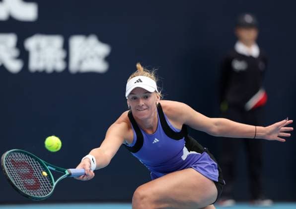 (240930) -- BEIJING, Sept. 30, 2024 -- Ashlyn Krueger of the United States hits a return during the women s singles third round match against Aryna Sabalenka of Belarus at 2024 China Open tennis tournament in Beijing, capital of China, Sept. 30, 2024. ) (SP)CHINA-BEIJING-TENNIS-CHINA OPEN-WOMEN S SINGLES (CN) ZhangxChenlin 