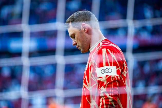 28.09.2024: Fußball, 1. Bundesliga: FC Bayern München - Bayer 04 Leverkusen, Saison 2024 2025 in der Allianz-Arena. Münchens Torwart Manuel Neuer schaut enttäuscht durch das Tornetz. WICHTIGER HINWEIS: Gemäß den Vorgaben der DFL Deutsche Fußball Liga bzw. des DFB Deutscher Fußball-Bund ist es untersagt, in dem Stadion und oder vom Spiel angefertigte Fotoaufnahmen in Form von Sequenzbildern und oder videoähnlichen Fotostrecken zu verwerten bzw. verwerten zu lassen. *** 28 09 2024 Football, 1 Bundesliga FC Bayern Munich Bayer 04 Leverkusen, season 2024 2025 at the Allianz Arena Munichs goalkeeper Manuel Neuer looks disappointed through the goal net IMPORTANT NOTE According to the regulations of the DFL German Football League and the DFB German Football Association, it is prohibited to use or have used photographs taken in the stadium and or of the match in the form of sequential images and or video-like photo series Copyright: xDavidxInderliedx