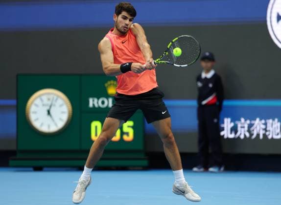 Sport Bilder des Tages (240930) -- BEIJING, Sept. 30, 2024 -- Carlos Alcaraz of Spain hits a return during the men s singles quarterfinals against Karen Khachanov of Russia at 2024 China Open tennis tournament in Beijing, capital of China, Sept. 30, 2024. ) (SP)CHINA-BEIJING-TENNIS-CHINA OPEN-MEN S SINGLES (CN) ZhangxChenlin 