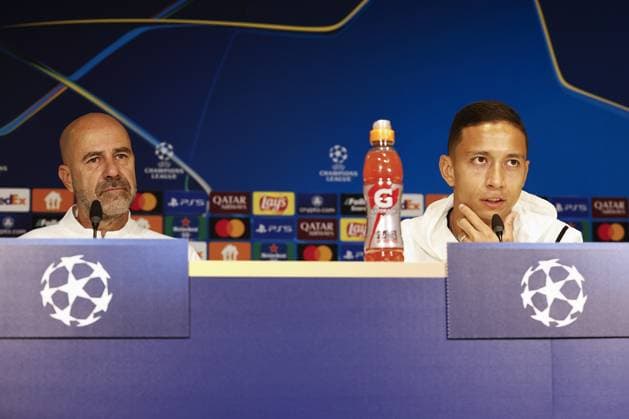 EINDHOVEN - (L-R) PSV Eindhoven coach Peter Bosz, Mauro Junior of PSV Eindhoven during a press conference, PK, Pressekonferenz at Philips Stadium prior to PSV Eindhoven s Champions League match against Sporting CP. ANP MAURICE VAN STEEN xVIxANPxSportx xxANPxIVx 509768925 originalFilename: 509768925.jpg