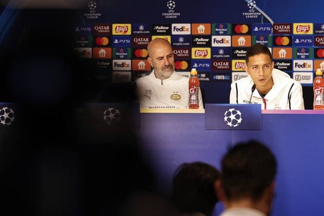 EINDHOVEN - (L-R) PSV Eindhoven coach Peter Bosz, Mauro Junior of PSV Eindhoven during a press conference, PK, Pressekonferenz at Philips Stadium prior to PSV Eindhoven s Champions League match against Sporting CP. ANP MAURICE VAN STEEN xVIxANPxSportx xxANPxIVx 509770516 originalFilename: 509770516.jpg