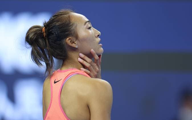 (240930) -- BEIJING, Sept. 30, 2024 -- Zheng Qinwen of China reacts during the women s singles 3rd round match against Nadia Podoroska of Argentina at 2024 China Open tennis tournament in Beijing, capital of China, Sept. 30, 2024. ) (SP)CHINA-BEIJING-TENNIS-CHINA OPEN-WOMEN S SINGLES (CN) BaixXuefei 